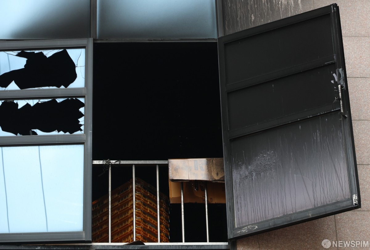 부천 공장 화재가 발생한 건물의 깨진 유리창과 그을린 외벽 조사 현장