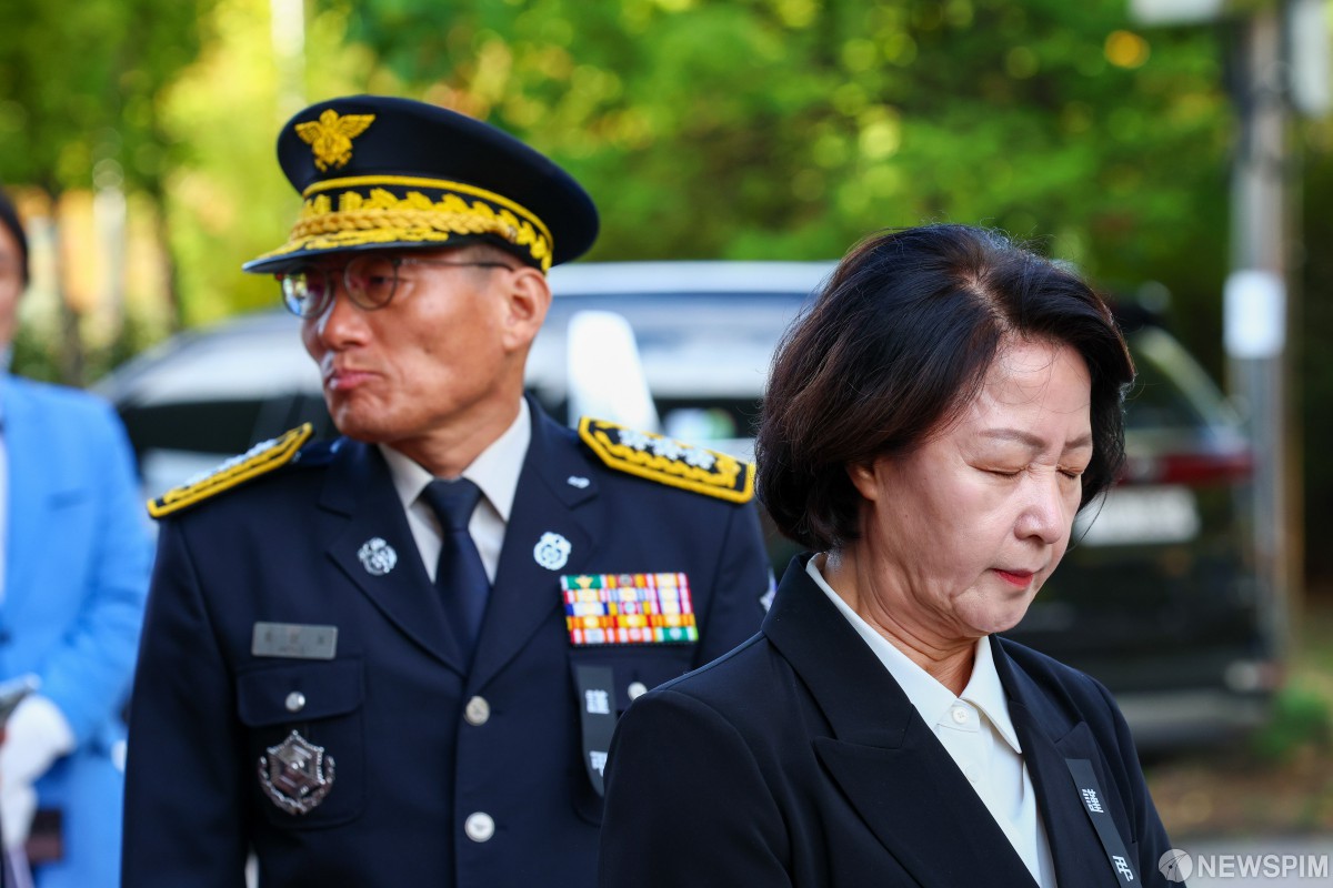 부천 공장 화재 순직 김진석 소방위 영결식에 참석한 추미애 경기도지사 추모 모습