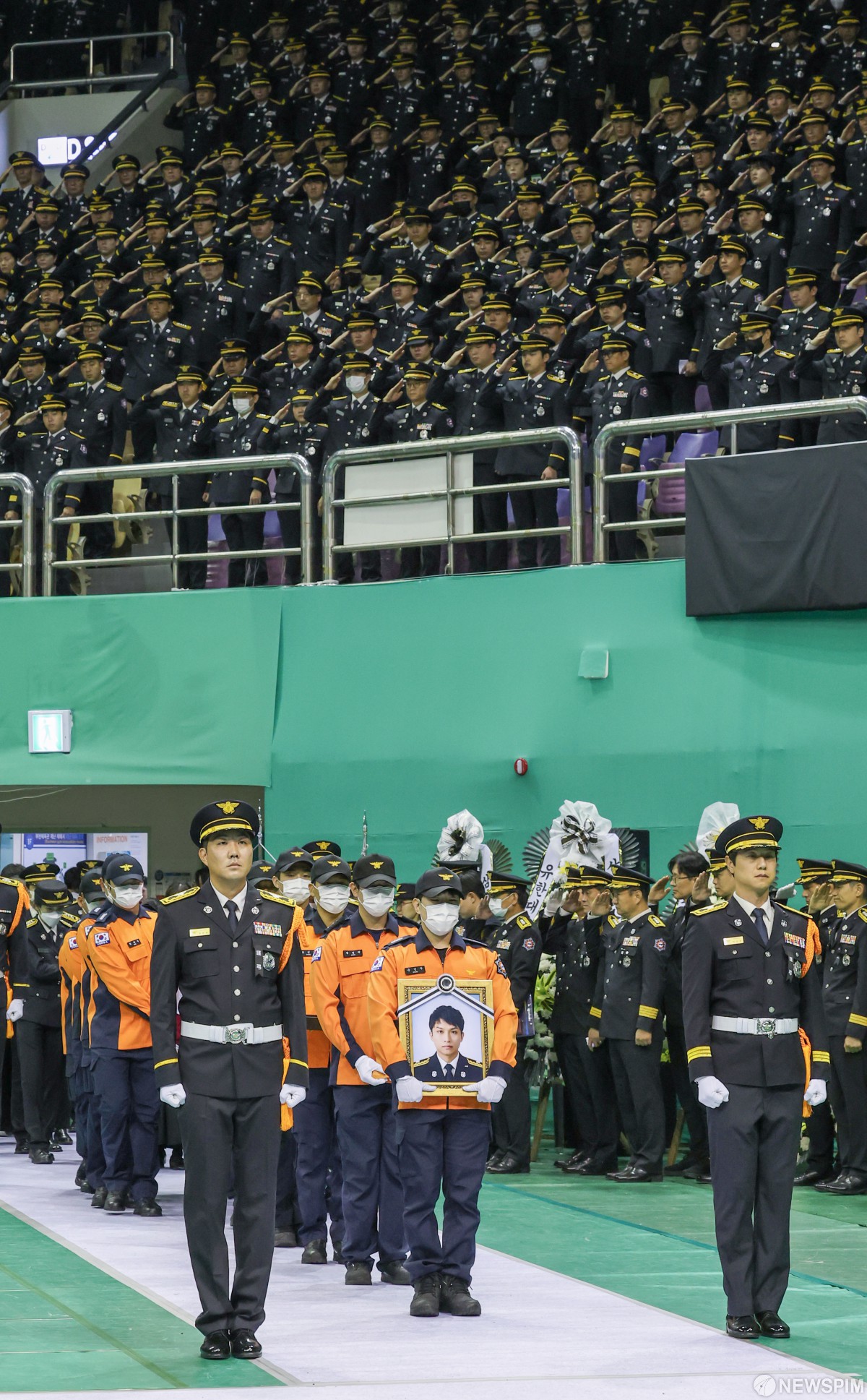 고 김진석 소방위 영결식 동료 소방대원 영정사진 운구행렬과 단체 경례 모습