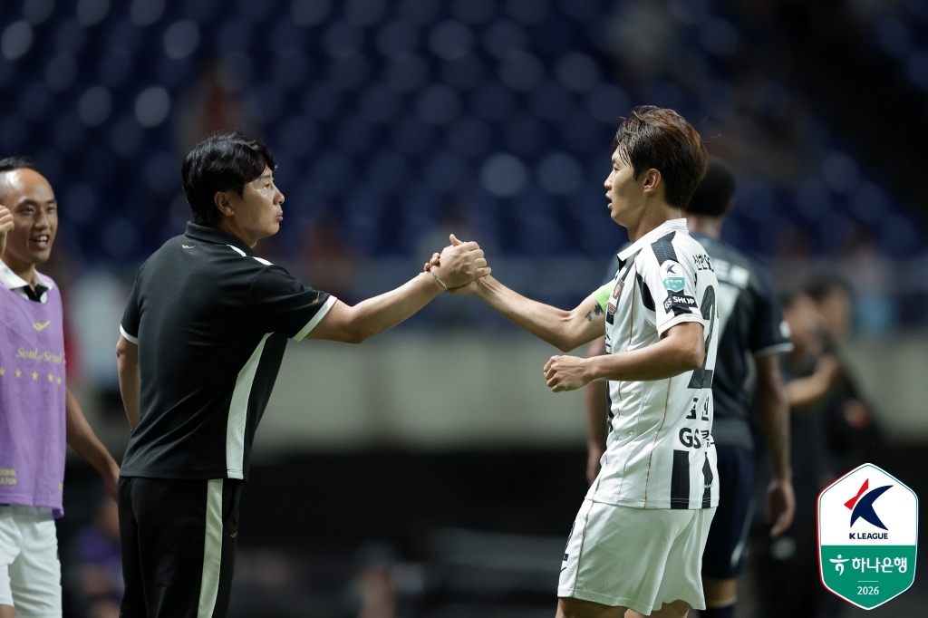 [프로축구] '4위→6위→우승' 김기동 감독, 시행착오 딛고 FC서울 10년 만의 정상 이끌어 - 뉴스핌