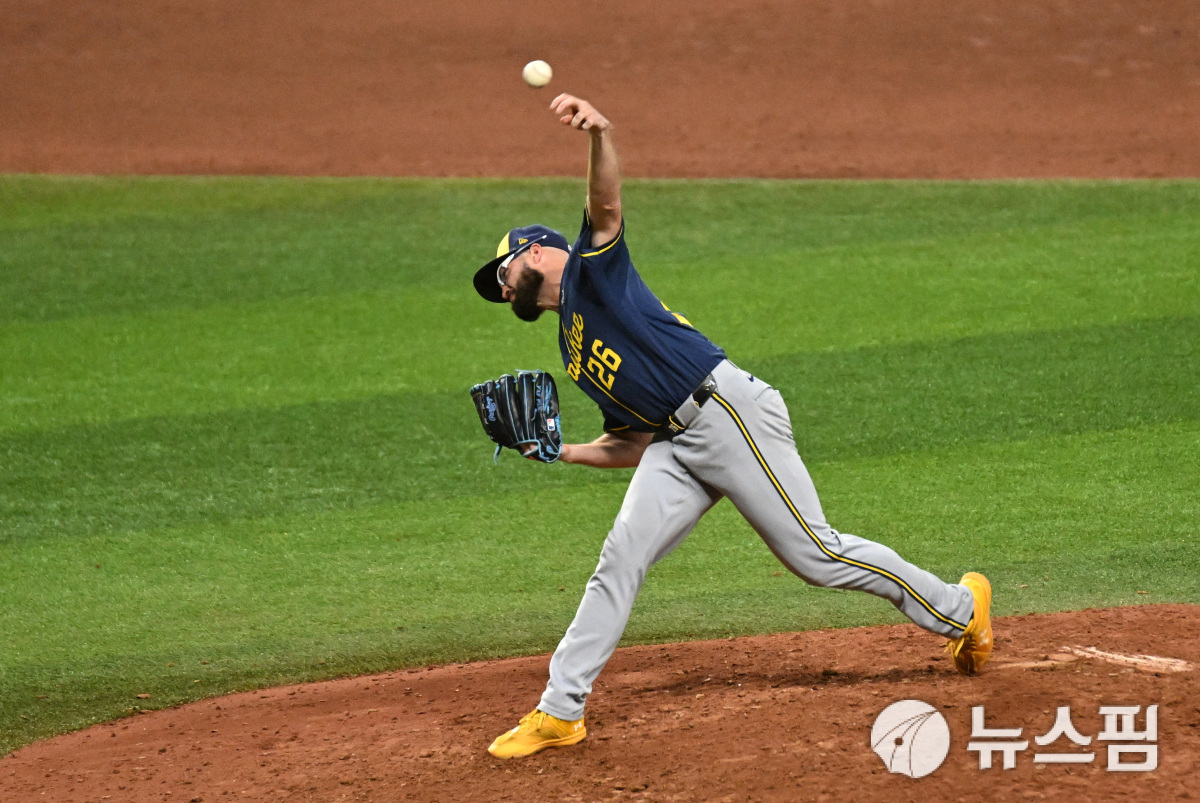 [MLB] 연장 악송구로 웃은 TB, 밀워키에 4-3 끝내기 승...WS 탈락 직전 기사회생 - 뉴스핌