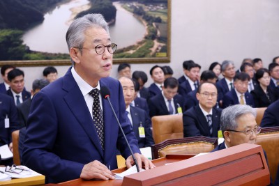 경찰, '뇌물수수 의혹' <b>강호동 농협</b>중앙<b>회장 3차 조사</b>