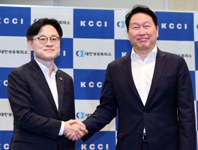 최태원 대한상의 회장과 악수하는 김정관 산업통상자원부 장관