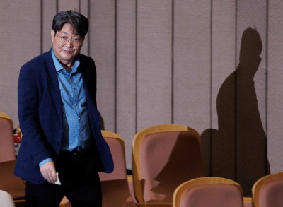 '차명 주식거래 의혹' 본회의장 찾은 이춘석