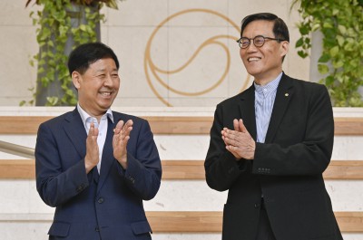 박수치는 구윤철 경제부총리와 이창용 한국은행 총재
