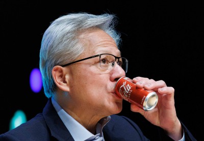 콜라 마시는 젠슨 황 CEO