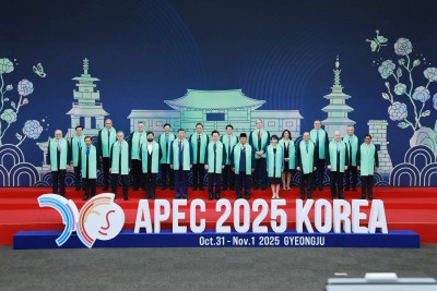한복 목도리 두르고 기념촬영하는 APEC 정상들