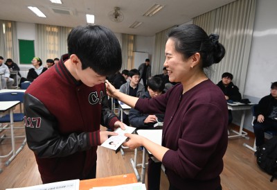 수능 D-1... 선생님에게 받는 수험표