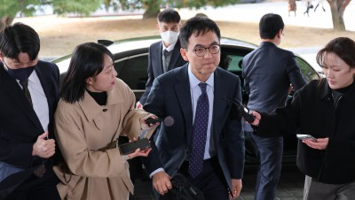 출근길 나선 구자현 신임 검찰총장 직무대행