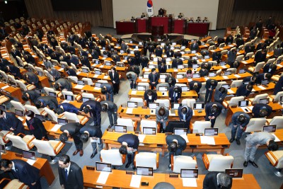 2025년 마지막 본회의, 국민들에게 인사하는 여야 의원들