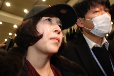 김경 서울시의원 귀국... 취재진 질문에 '묵묵부답'