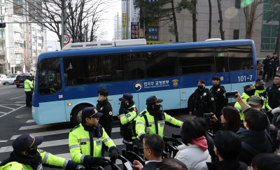 尹 '체포방해' 1심 징역 5년 선고...법원 나서는 호송차