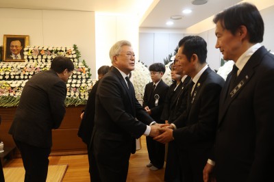 故 이해찬 전 총리 빈소 찾은 문재인 전 대통령