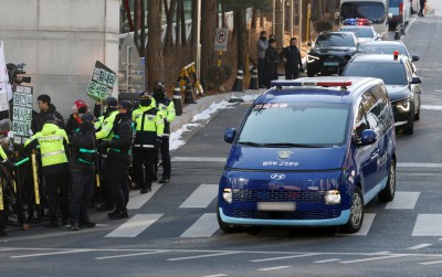 김건희 1심 징역 1년 8개월...법원 나오는 호송차