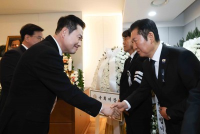 고 이해찬 빈소에서 만난 정청래-장동혁