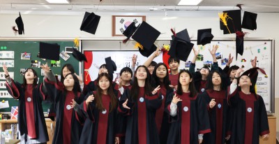 학사모 던지며 졸업하는 초등학교 학생들