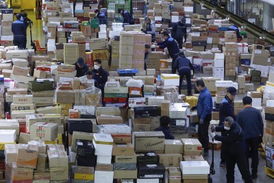 설 앞두고 분주한 물류센터