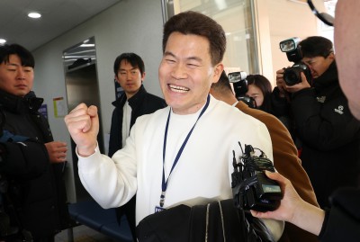 '李대통령 허위사실 유포' 전한길, 경찰 출석