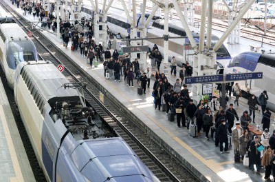 설 연휴 마지막 날...귀경객으로 붐비는 서울역