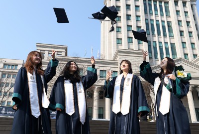 '우리 졸업했어요~'