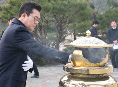 김대중 전 대통령 묘소 참배하는 정원오 예비후보