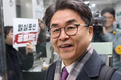 항의 받으며... 김우석 위원 방미심위 첫 전체회의 참석