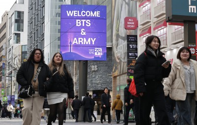 방탄소년단(BTS) 팬덤 &lsquo;아미(ARMY)&rsquo;환영하는 명동 