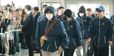 방탄소년단, 완전체로 공항 출국