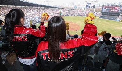 다시 찾아온 야구, 이틀 연속 매진 기록한 잠실야구장