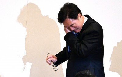  눈물 보인 우원식 국회의장&hellip;  "헌법 개정안을 상정하지 않겠다"