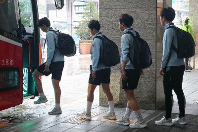 수원종합운동장 향하는 북한 내고향여자축구단