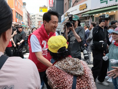  백학시장 찾아 지지 호소하는 오세훈 후보 