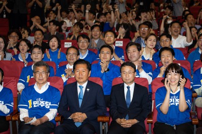 출구조사 지켜보는 더불어민주당