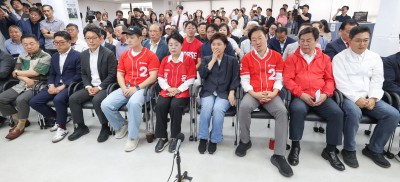 출구조사 지켜보는 오세훈 캠프 관계자들