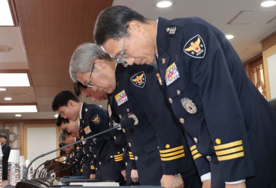 고개 숙여 사과하는 경찰 지휘부
