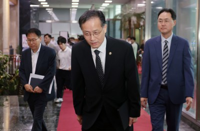 출근하는 이형일 부총리 겸 재정경제부 장관 후보자