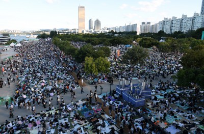불꽃축제 인파 몰린 여의도 한강공원