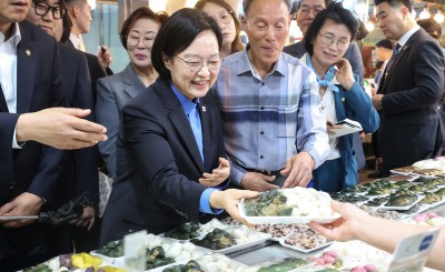 전통시장 찾은 한성숙 국무총리